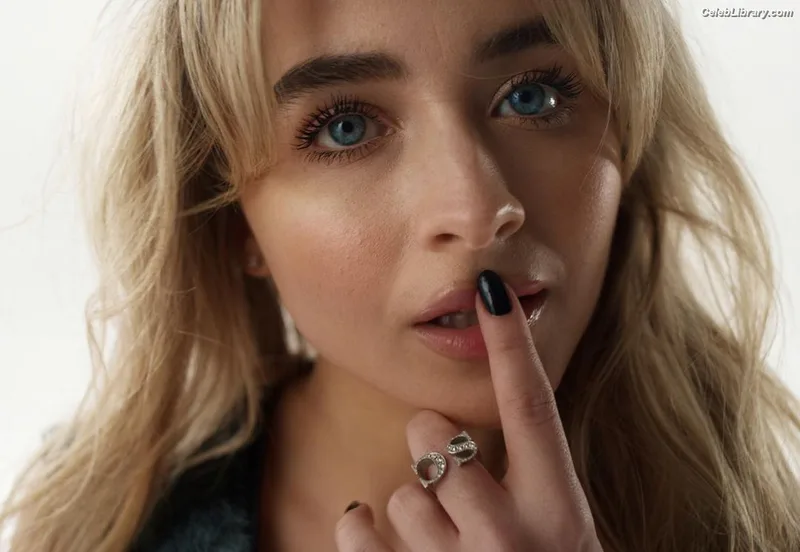 Sabrina Carpenter photo 4 of 6403