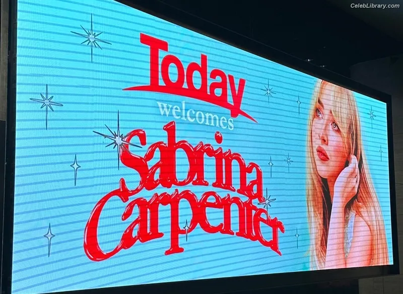Sabrina Carpenter photo 12 of 6403