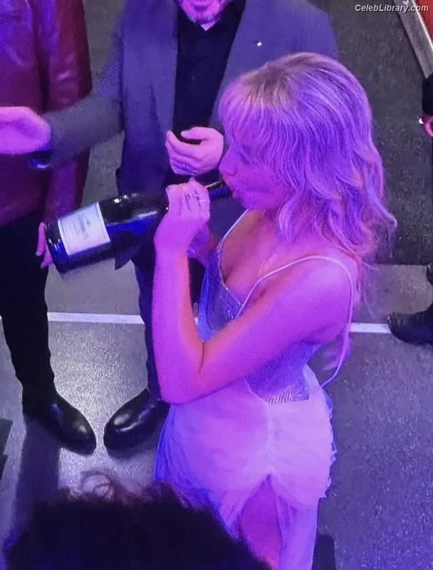 Sabrina Carpenter photo 17 of 6403