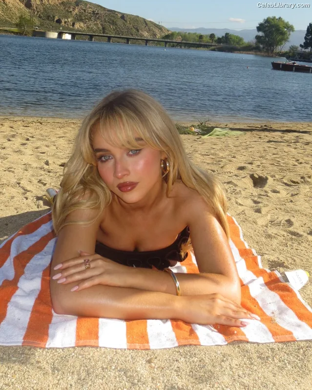 Sabrina Carpenter photo 8 of 6403