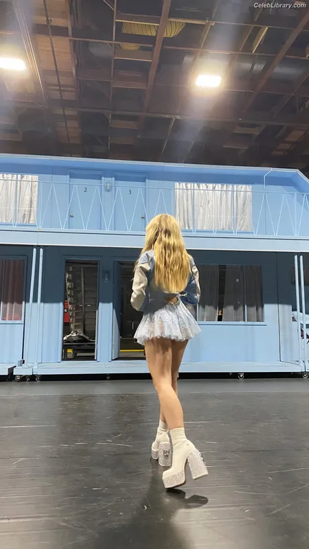 Sabrina Carpenter photo 16 of 6403