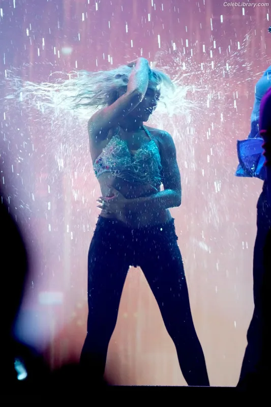 Sabrina Carpenter photo 22 of 6403