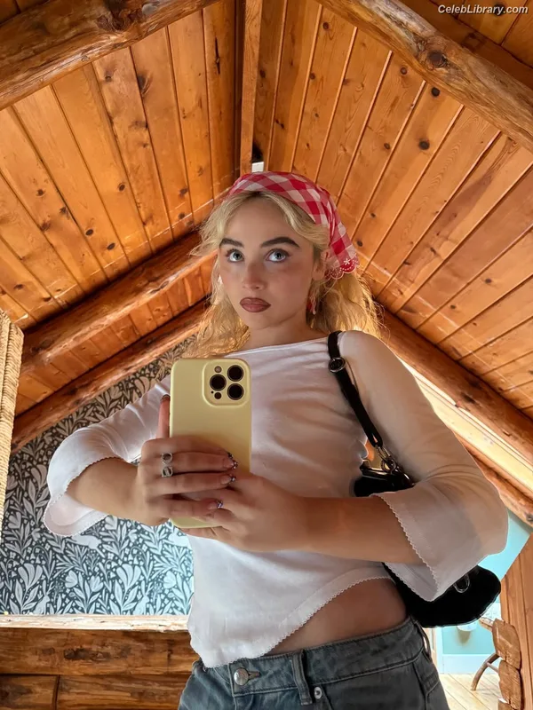 Sabrina Carpenter photo 9 of 6403