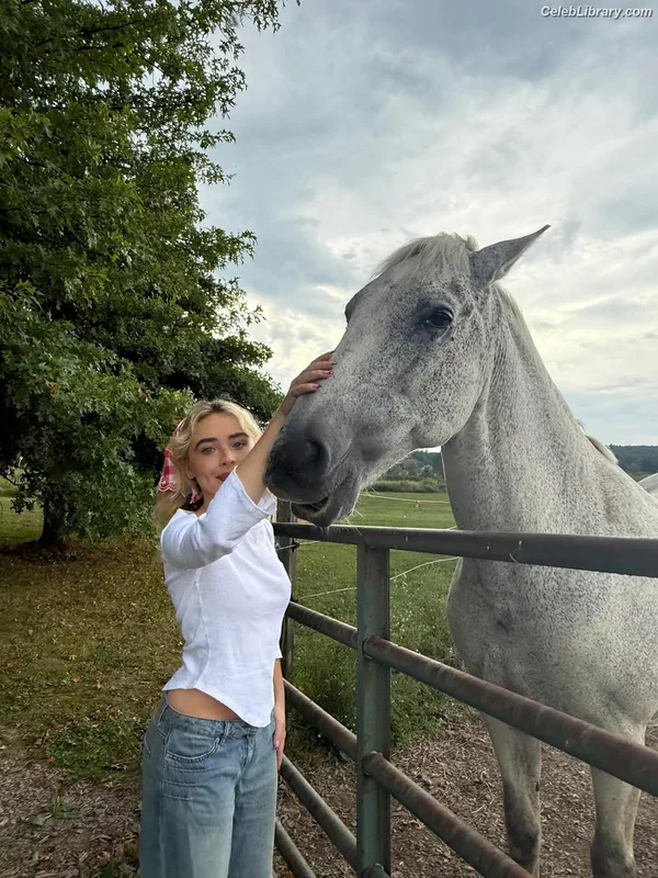 Sabrina Carpenter photo 10 of 6403