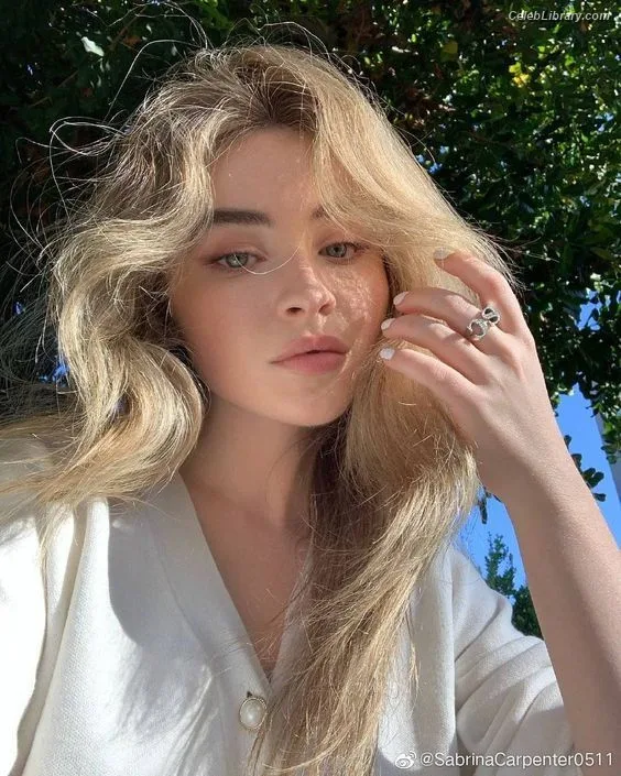 Sabrina Carpenter photo 19 of 6403