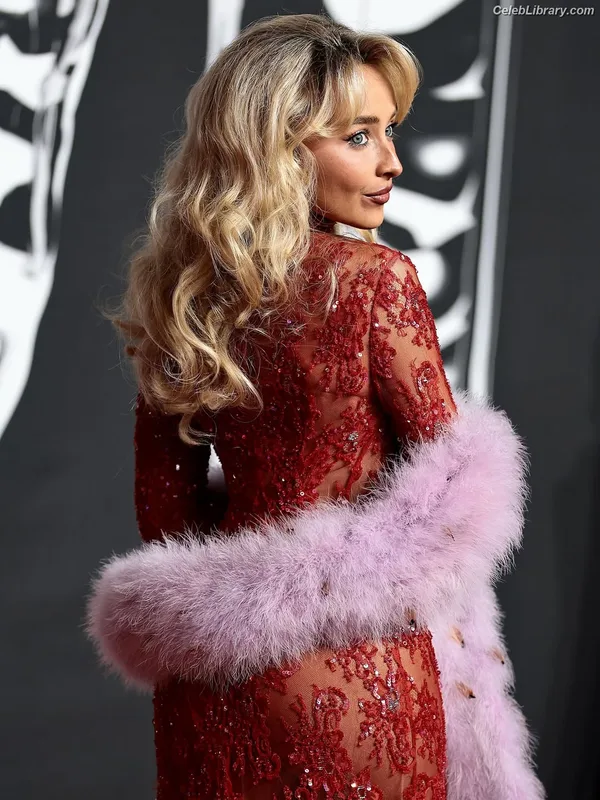 Sabrina Carpenter photo 1 of 6403