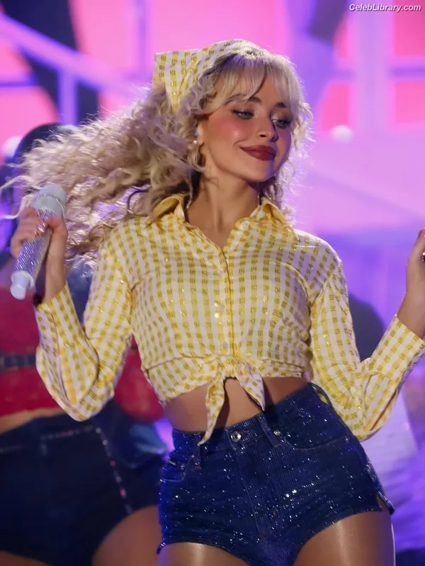 Sabrina Carpenter photo 4 of 6403