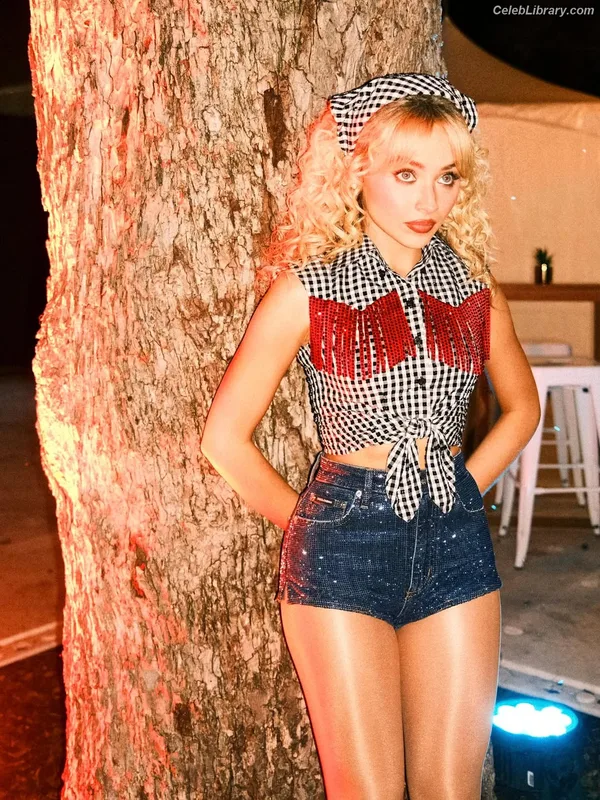 Sabrina Carpenter photo 9 of 6403