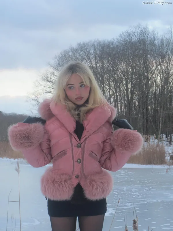 Sabrina Carpenter photo 10 of 6403