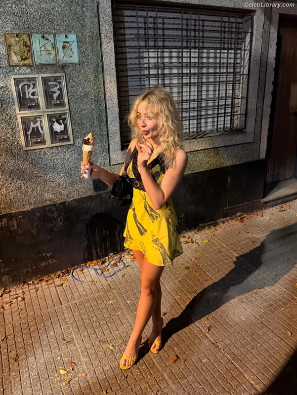 Sabrina Carpenter photo 18 of 6403