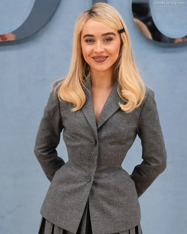 Sabrina Carpenter photo 8 of 6403