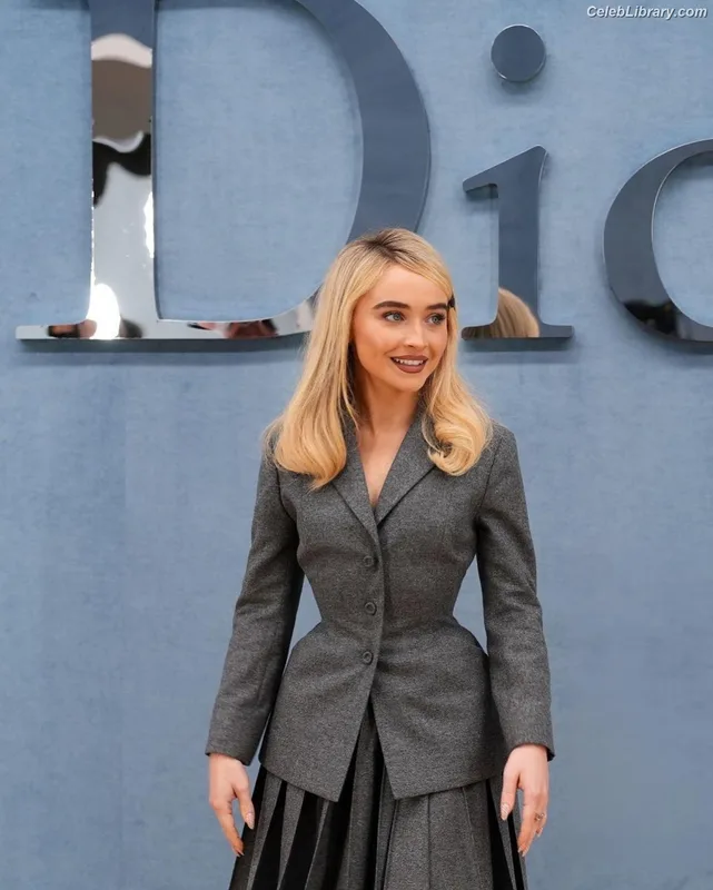 Sabrina Carpenter photo 12 of 6403