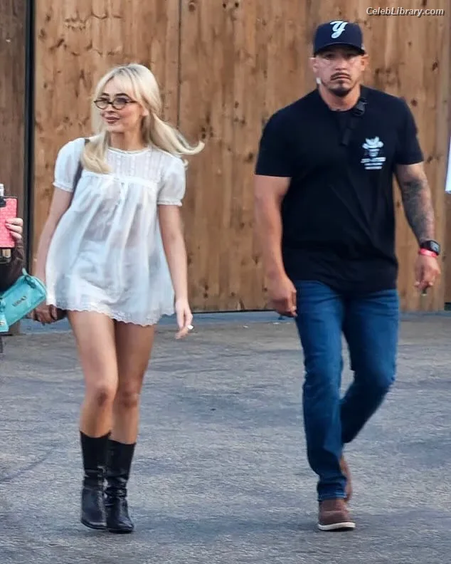 Sabrina Carpenter photo 15 of 6403