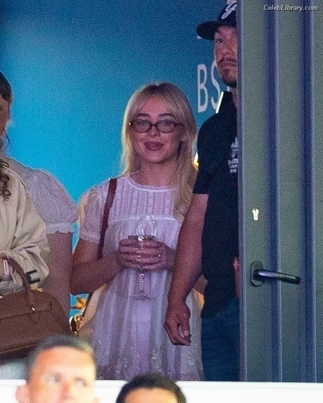 Sabrina Carpenter photo 16 of 6403