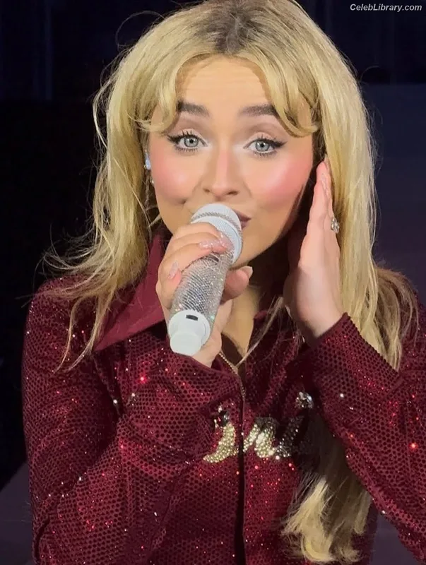 Sabrina Carpenter photo 21 of 6403