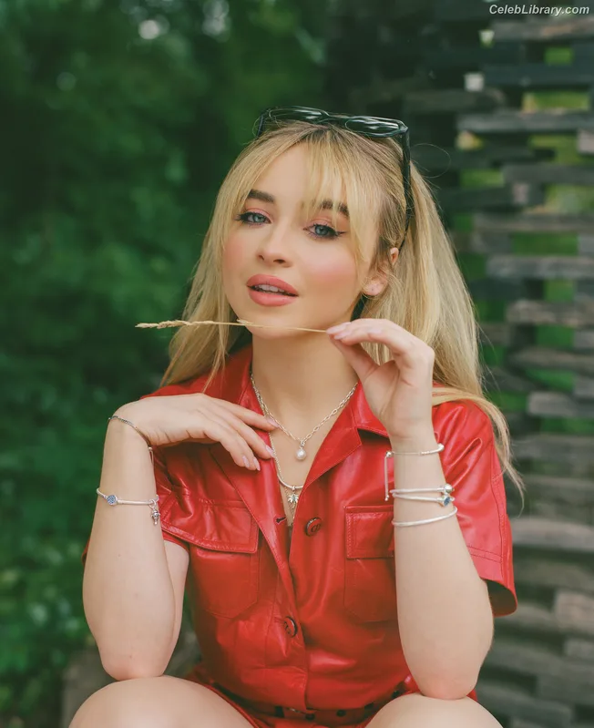 Sabrina Carpenter photo 6 of 6403