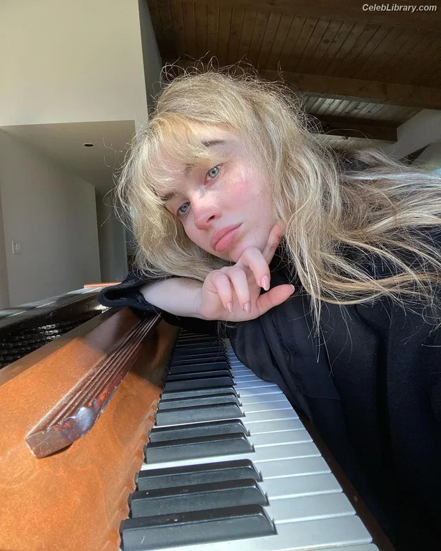 Sabrina Carpenter photo 16 of 6403