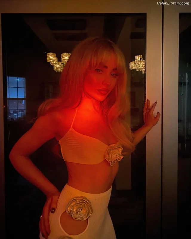 Sabrina Carpenter photo 24 of 6403