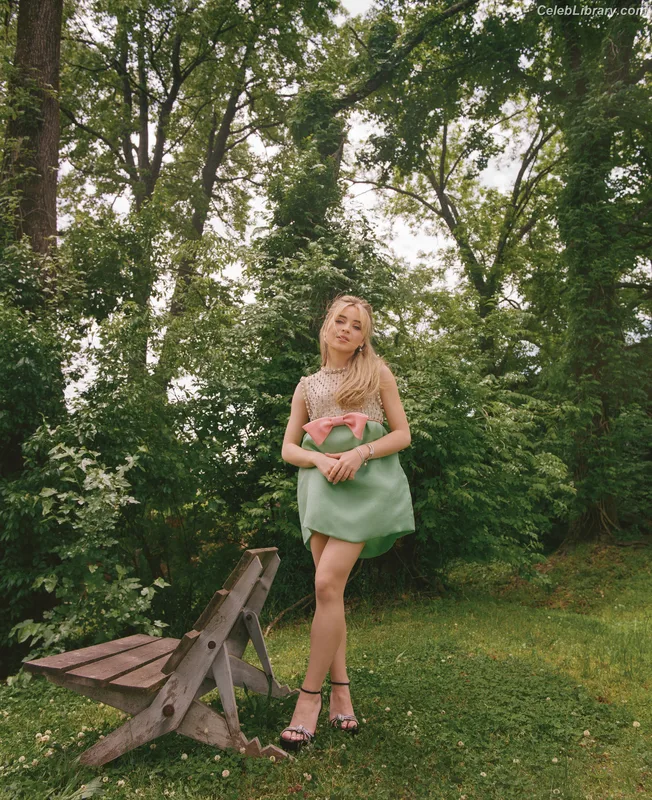 Sabrina Carpenter photo 1 of 6403