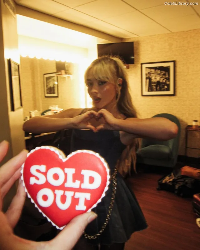 Sabrina Carpenter photo 2 of 6403