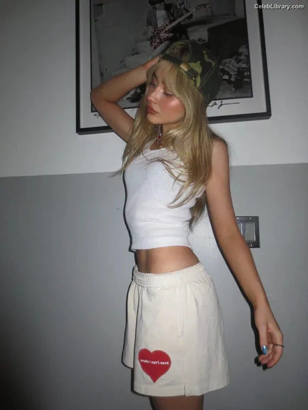 Sabrina Carpenter photo 12 of 6403
