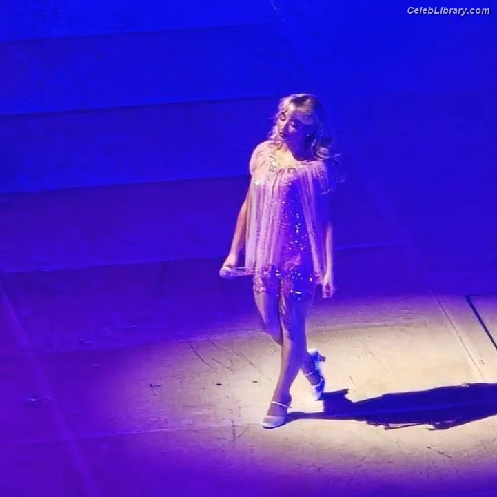 Sabrina Carpenter photo 18 of 6403