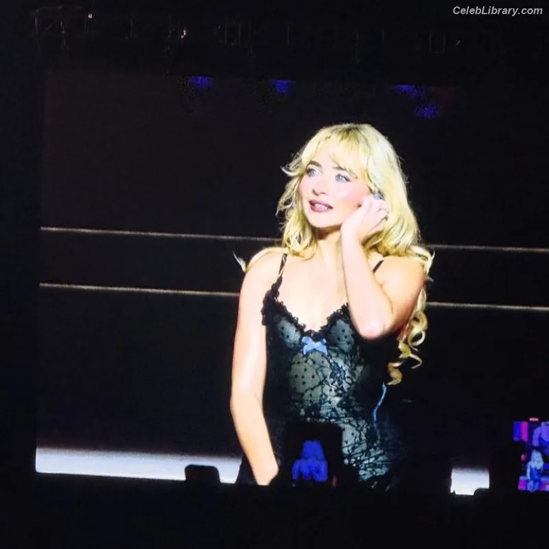 Sabrina Carpenter photo 19 of 6403