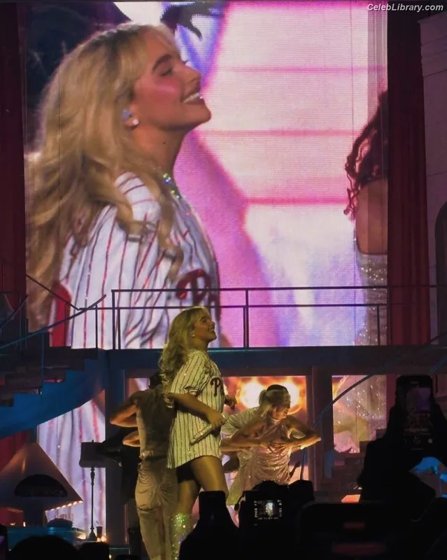 Sabrina Carpenter photo 2 of 6403