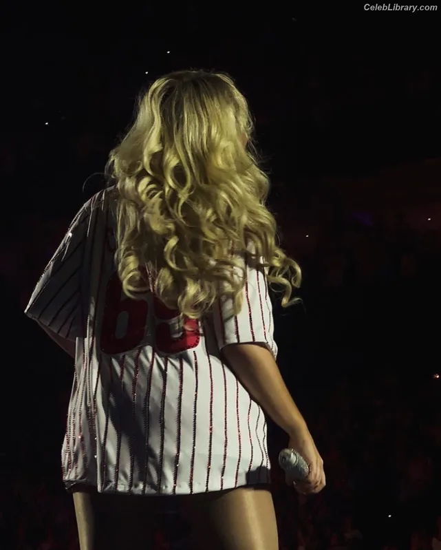 Sabrina Carpenter photo 10 of 6403