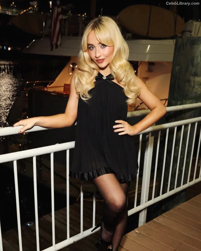 Sabrina Carpenter photo 21 of 6403