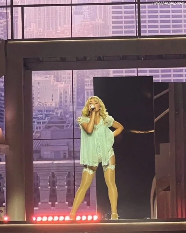 Sabrina Carpenter photo 22 of 6403