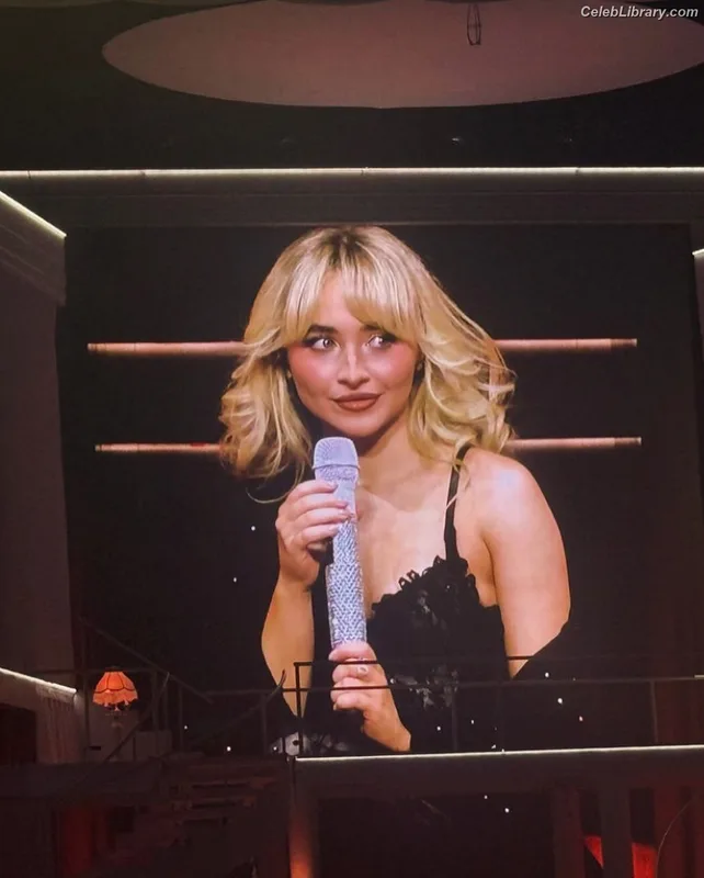 Sabrina Carpenter photo 1 of 6403