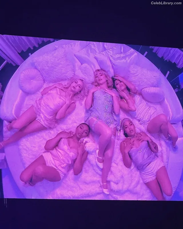 Sabrina Carpenter photo 3 of 6403