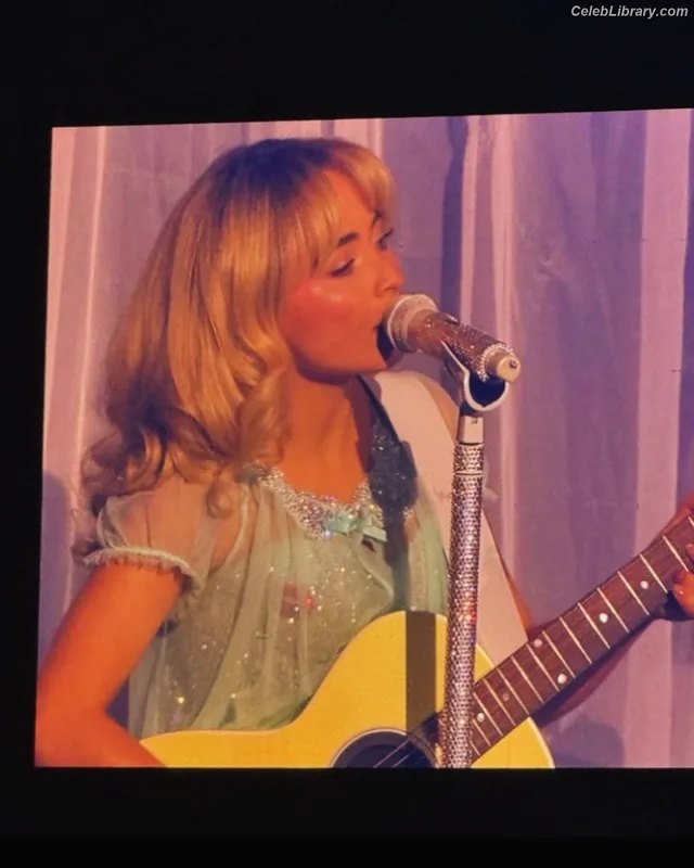 Sabrina Carpenter photo 8 of 6403