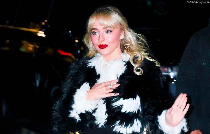 Sabrina Carpenter photo 1 of 6403