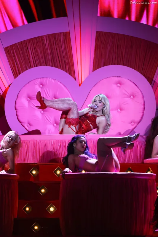 Sabrina Carpenter photo 12 of 6403