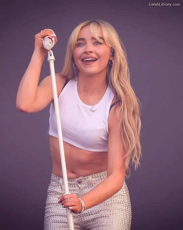 Sabrina Carpenter photo 10 of 6403