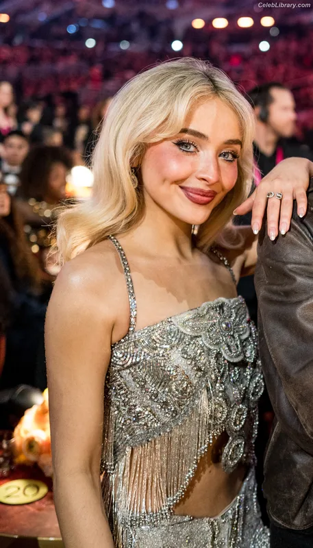 Sabrina Carpenter photo 8 of 6403
