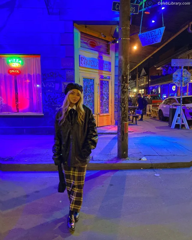 Sabrina Carpenter photo 19 of 6403