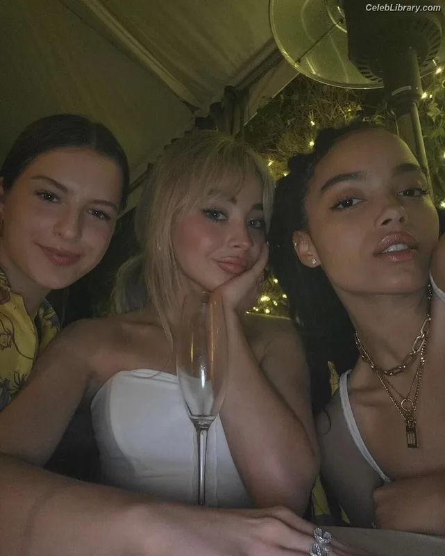Sabrina Carpenter photo 3 of 6403