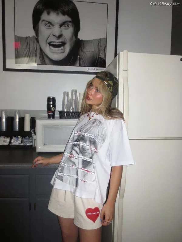 Sabrina Carpenter photo 10 of 6403