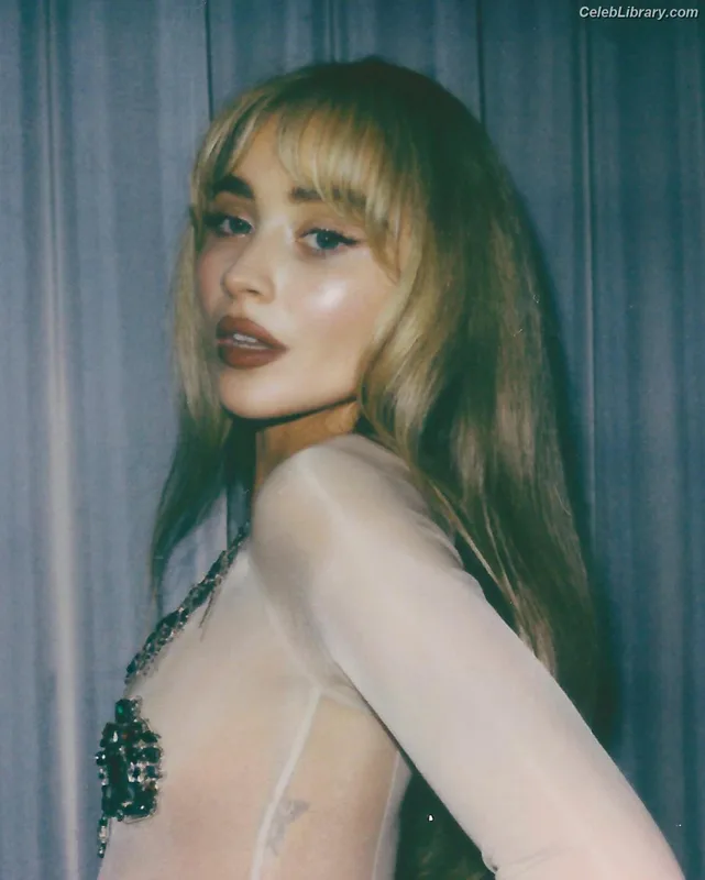 Sabrina Carpenter photo 1 of 6403