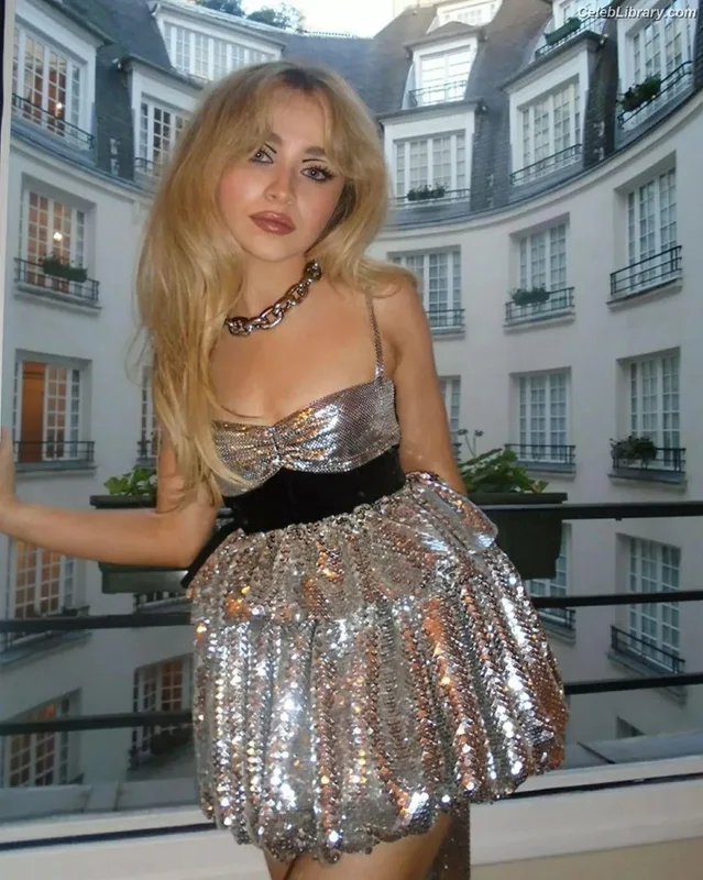 Sabrina Carpenter photo 2 of 6403