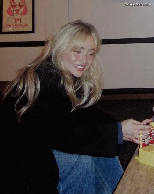 Sabrina Carpenter photo 6 of 6403