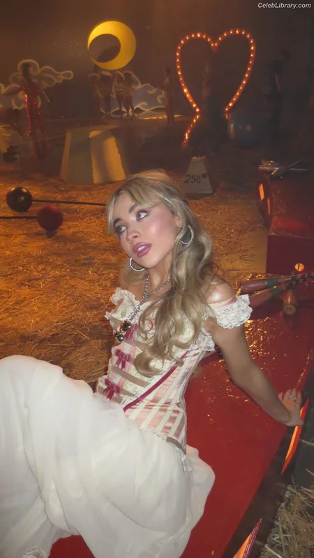 Sabrina Carpenter photo 11 of 6403