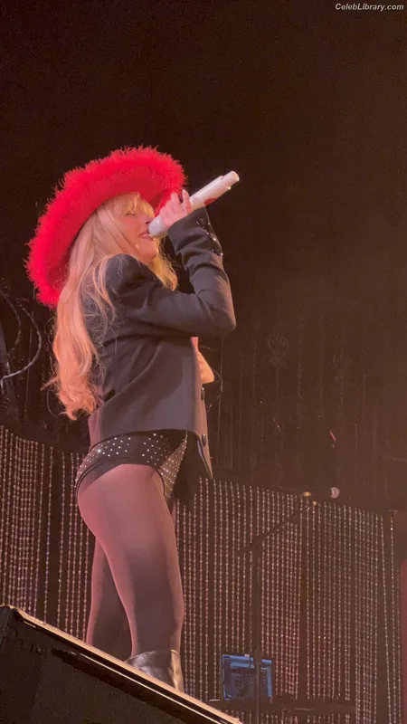 Sabrina Carpenter photo 14 of 6403