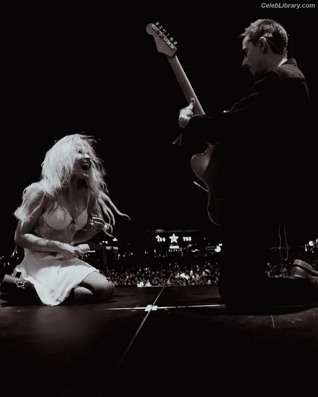 Sabrina Carpenter photo 8 of 6403