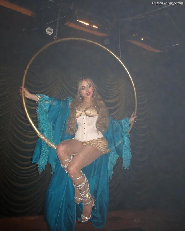 Sabrina Carpenter photo 9 of 6403