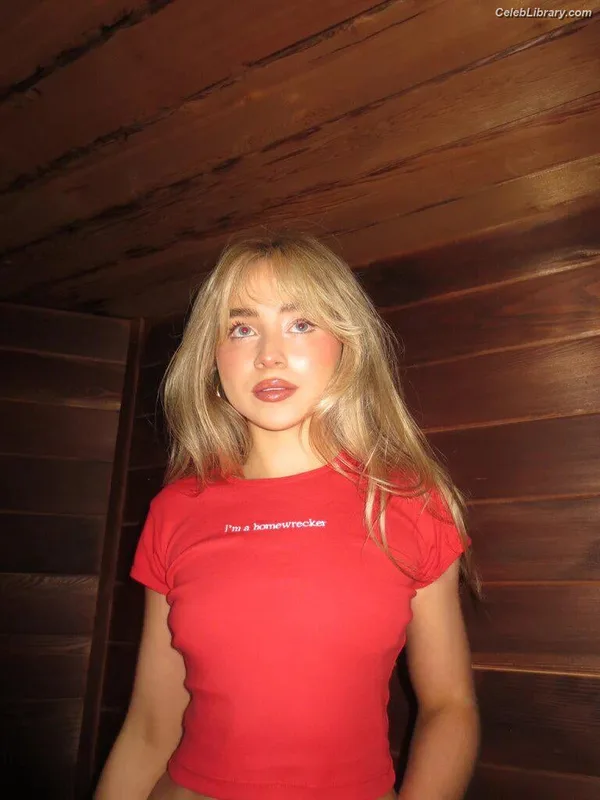Sabrina Carpenter photo 1 of 6403