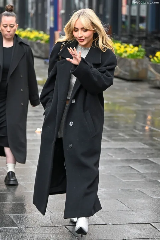 Sabrina Carpenter photo 2 of 6403